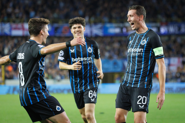 Игроки Брюгге празднуют гол