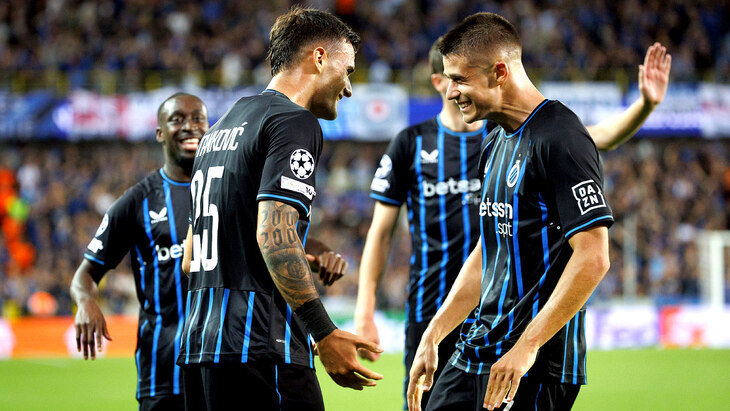 Игроки Брюгге празднуют гол