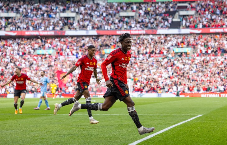 Кобби Мейну празднует гол в ворота «Манчестер Сити»