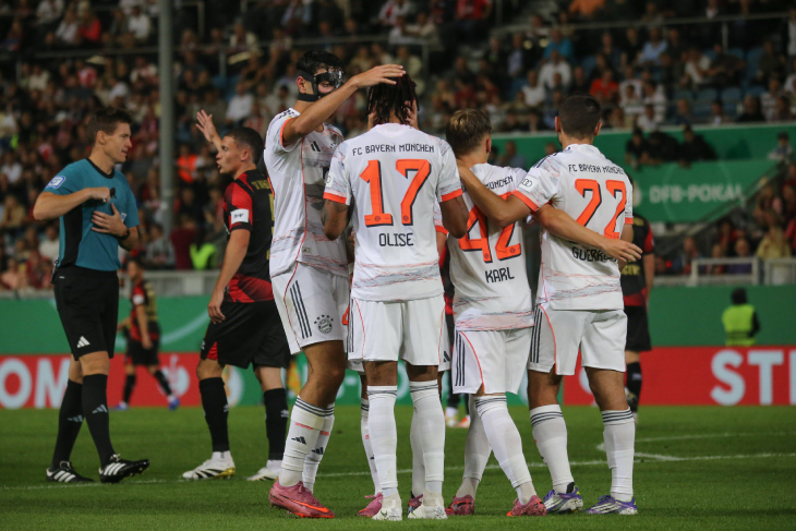 Майкл Олисе празднует гол