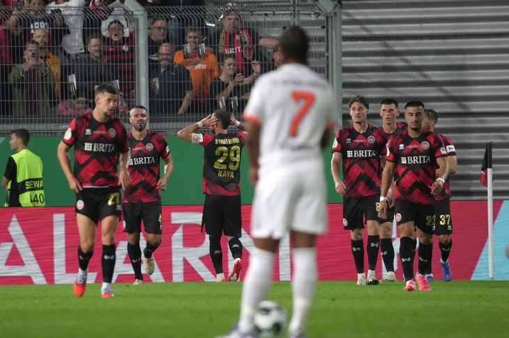 Игроки Веена празднуют гол