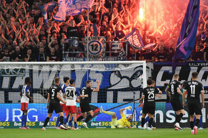 Адам Дзвигала забивает в ворота Гамбурга