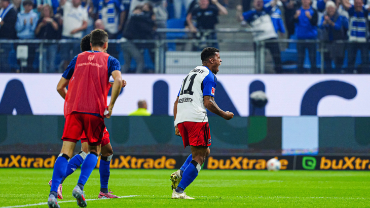 Рансфорд-Йебоа Кёнигсдёрффер празднует отменённый гол