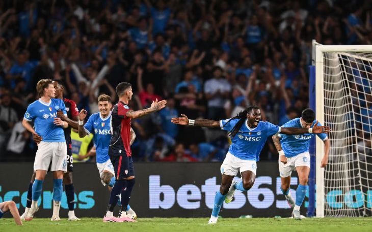 Замбо Ангисса празднует гол