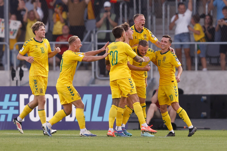 Литовцы празднуют временную ничью