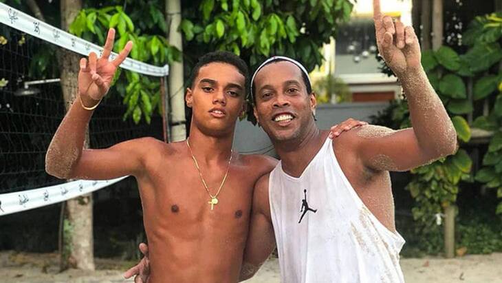 Роналдиньо (справа) с сыном