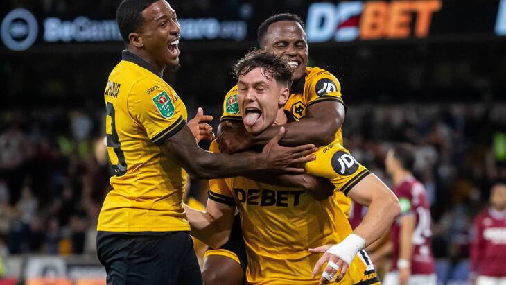 Йорген Странд Ларсен (в центре)