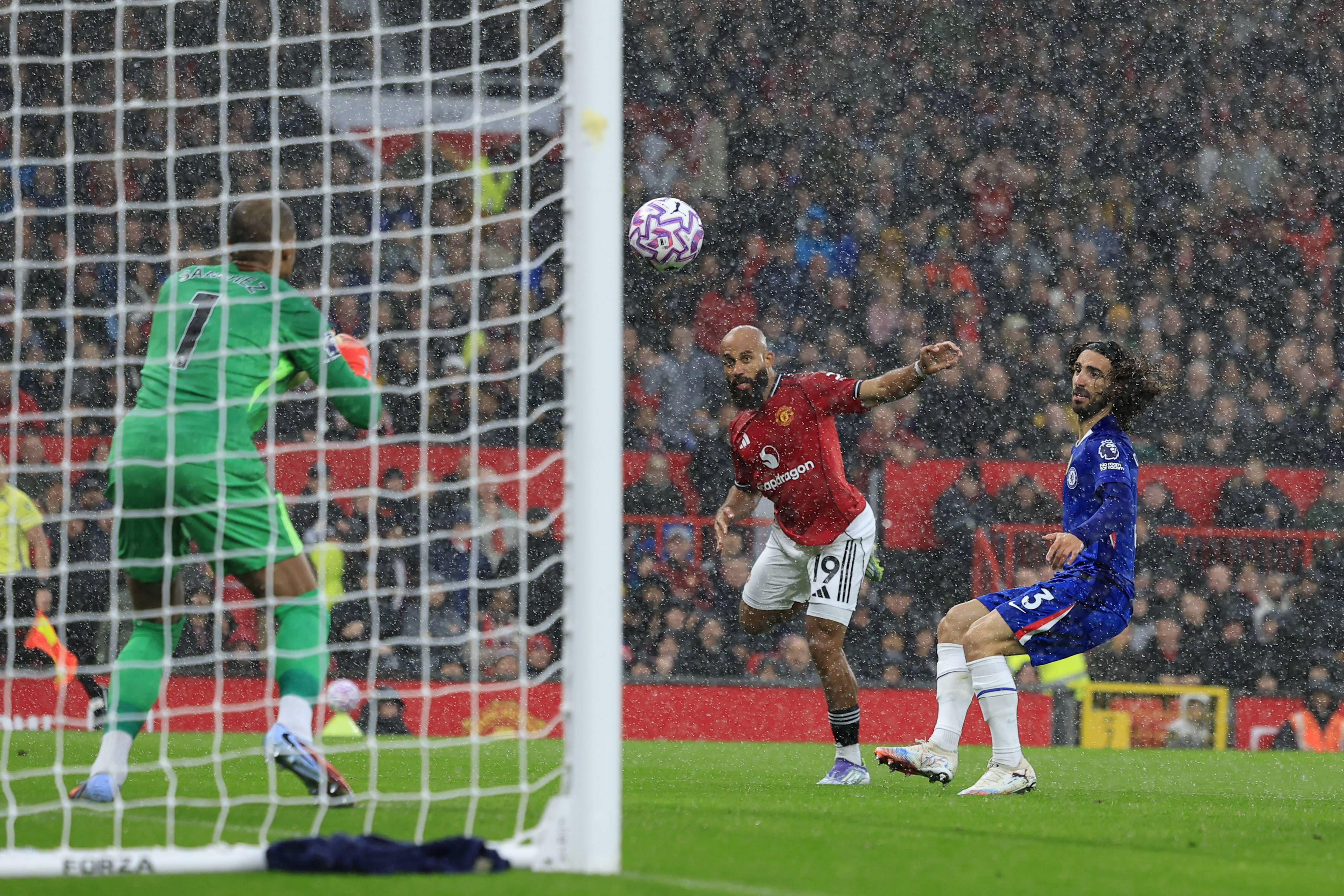 Удар Мбемо по воротам «Челси»