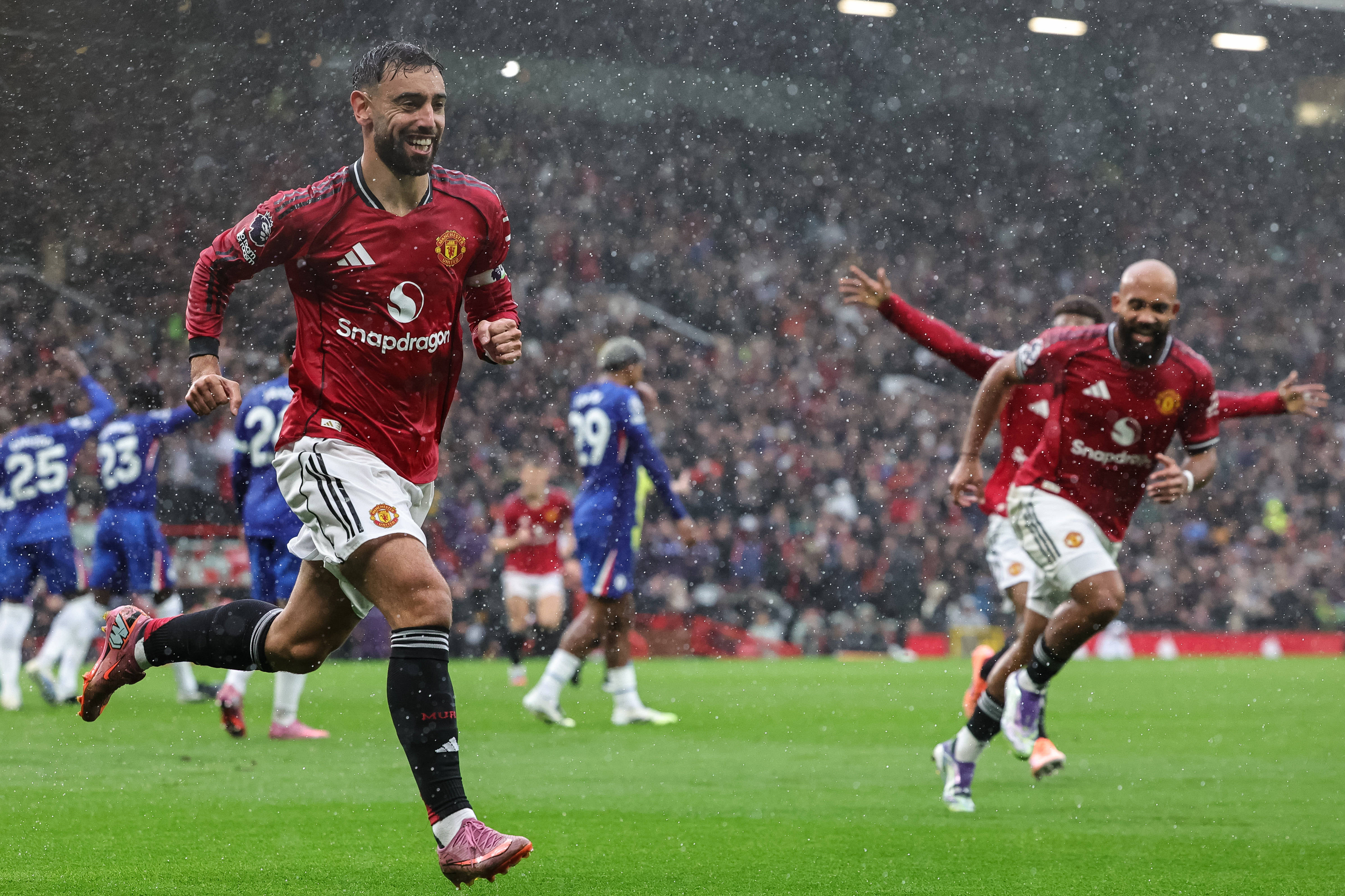 Бруну Фернандеш празднует гол