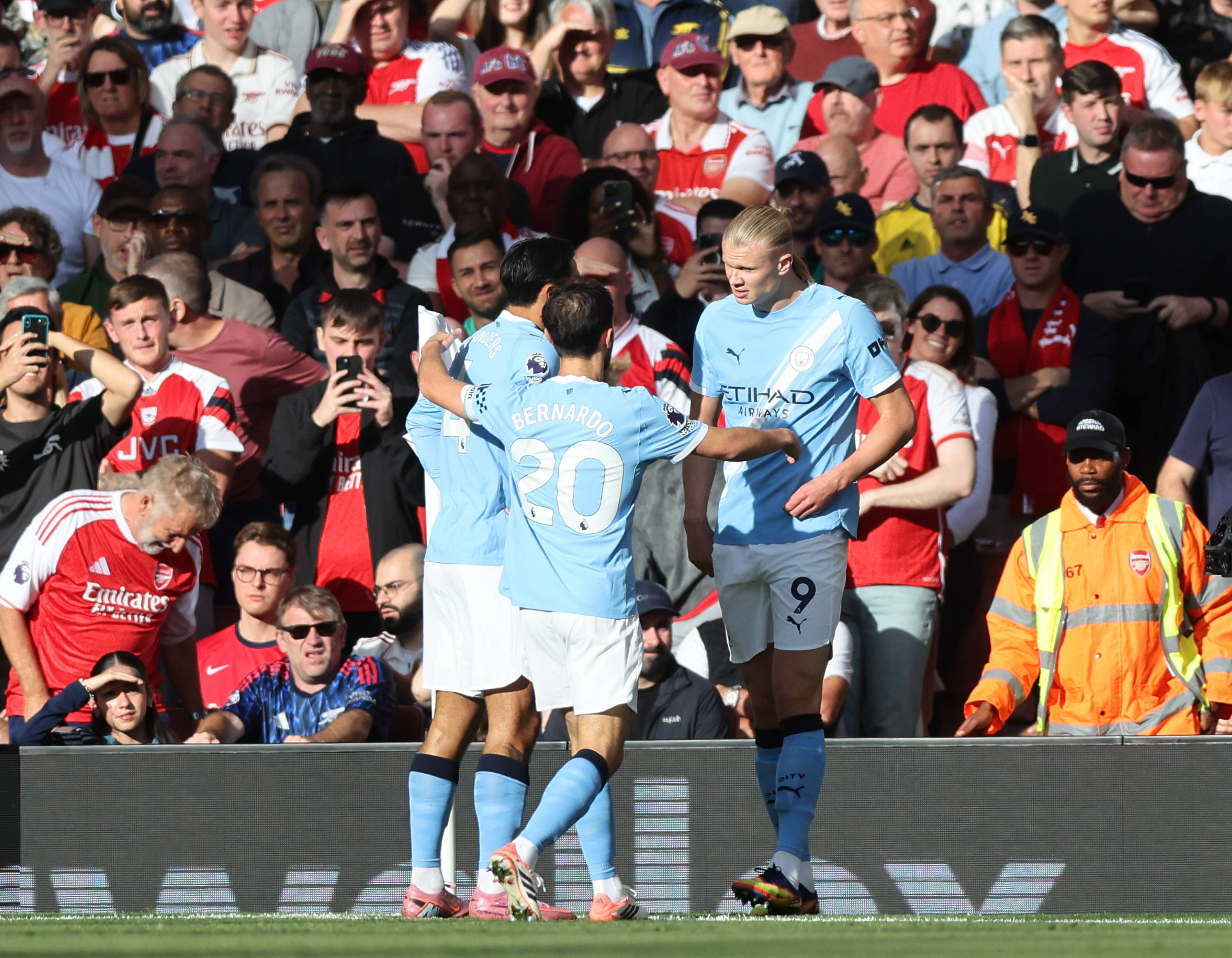 Игроки «Манчестер Сити» празднуют гол