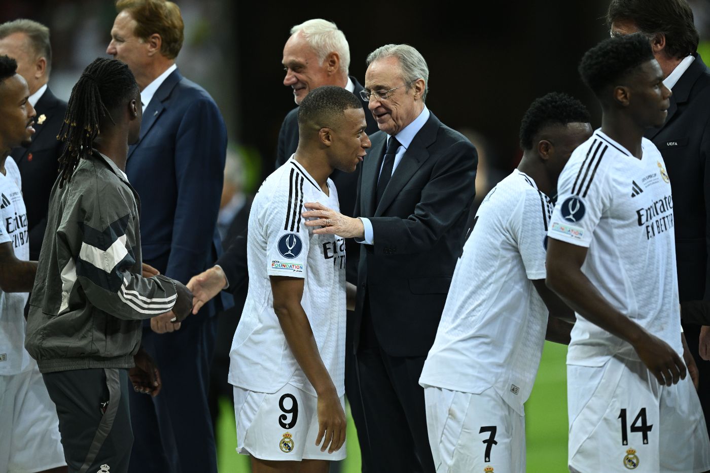 Флорентино Перес рядом с игроками «Реала»