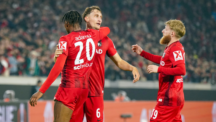 Игроки «Фрайбурга» празднуют гол