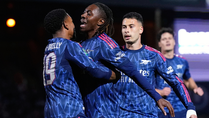 Эберечи Эзе празднует первый гол за «Арсенал»