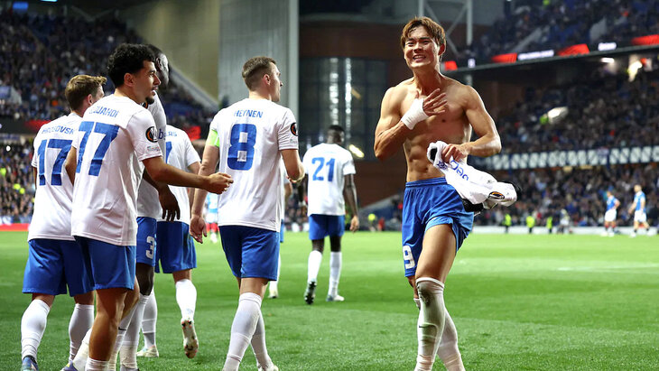 О Хён Гю празднует гол