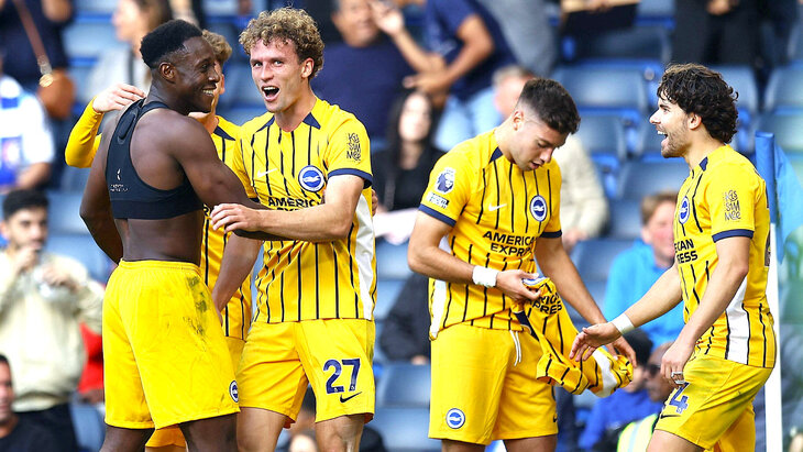 Игроки «Брайтона» празднуют гол