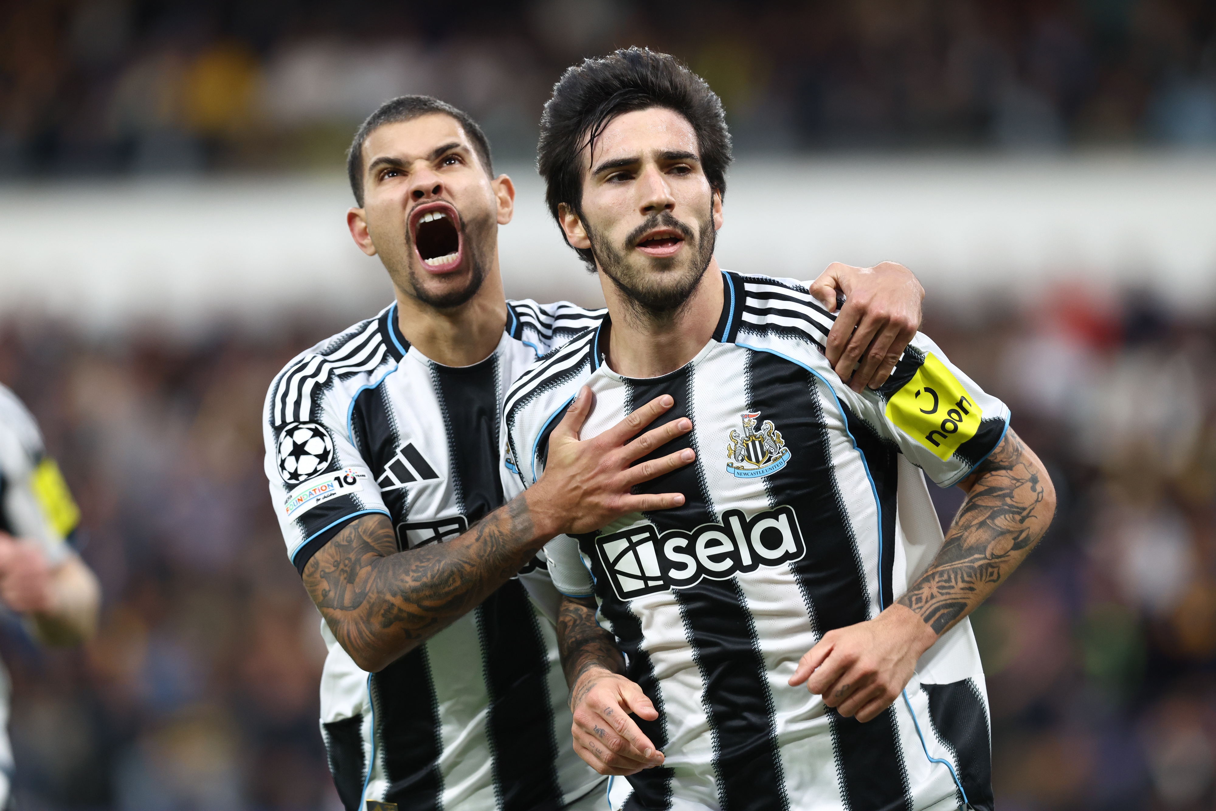 Сандро Тонали празднует гол