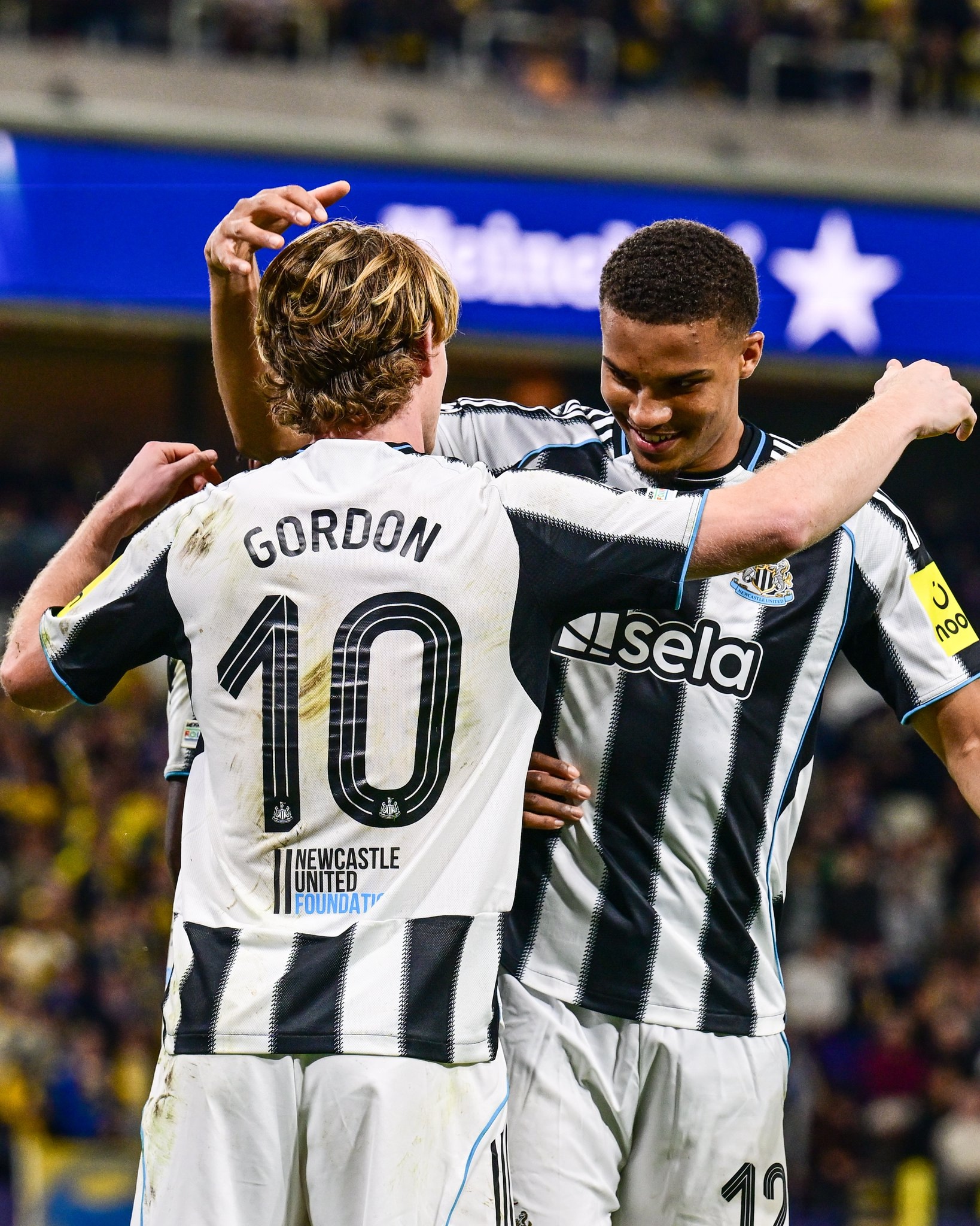 Гордон празднует гол