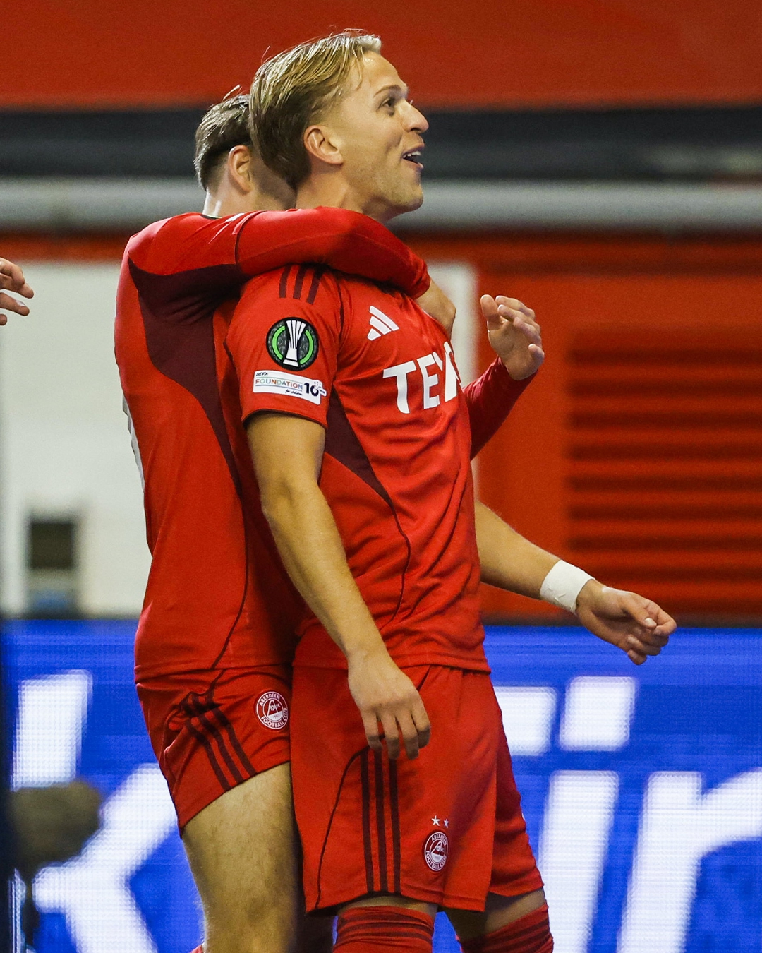 Йеспер Карлссон празднует гол