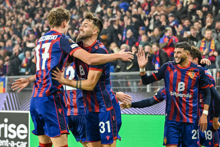 Игроки «Базеля» празднуют гол