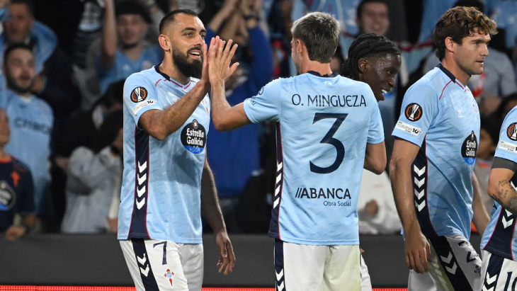 Борха Иглесиас празднует гол