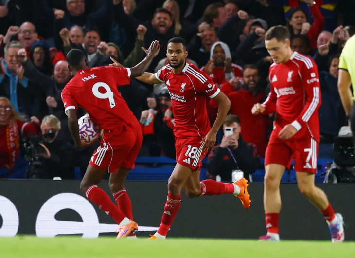 Коди Гакпо празднует гол