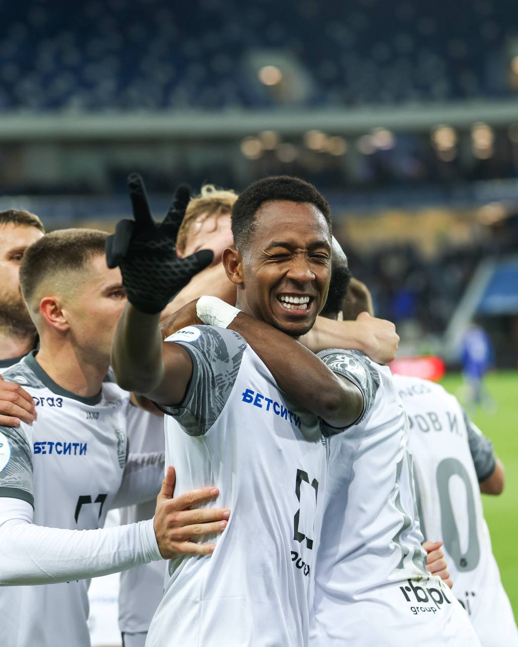 Игроки «Балтики» празднуют гол