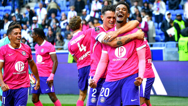 Игроки «Тулузы» празднуют гол