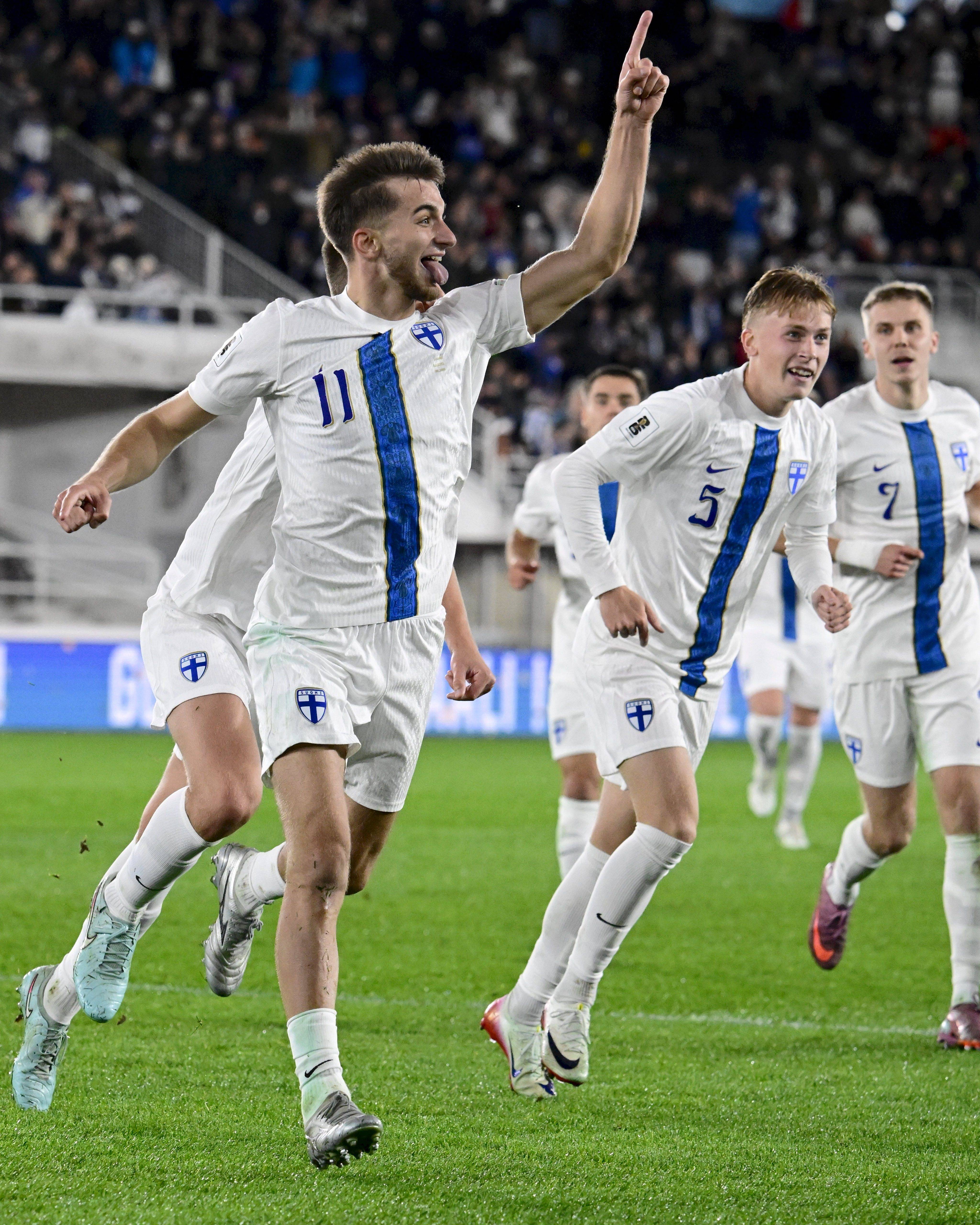 Адам Мархиев празднует гол