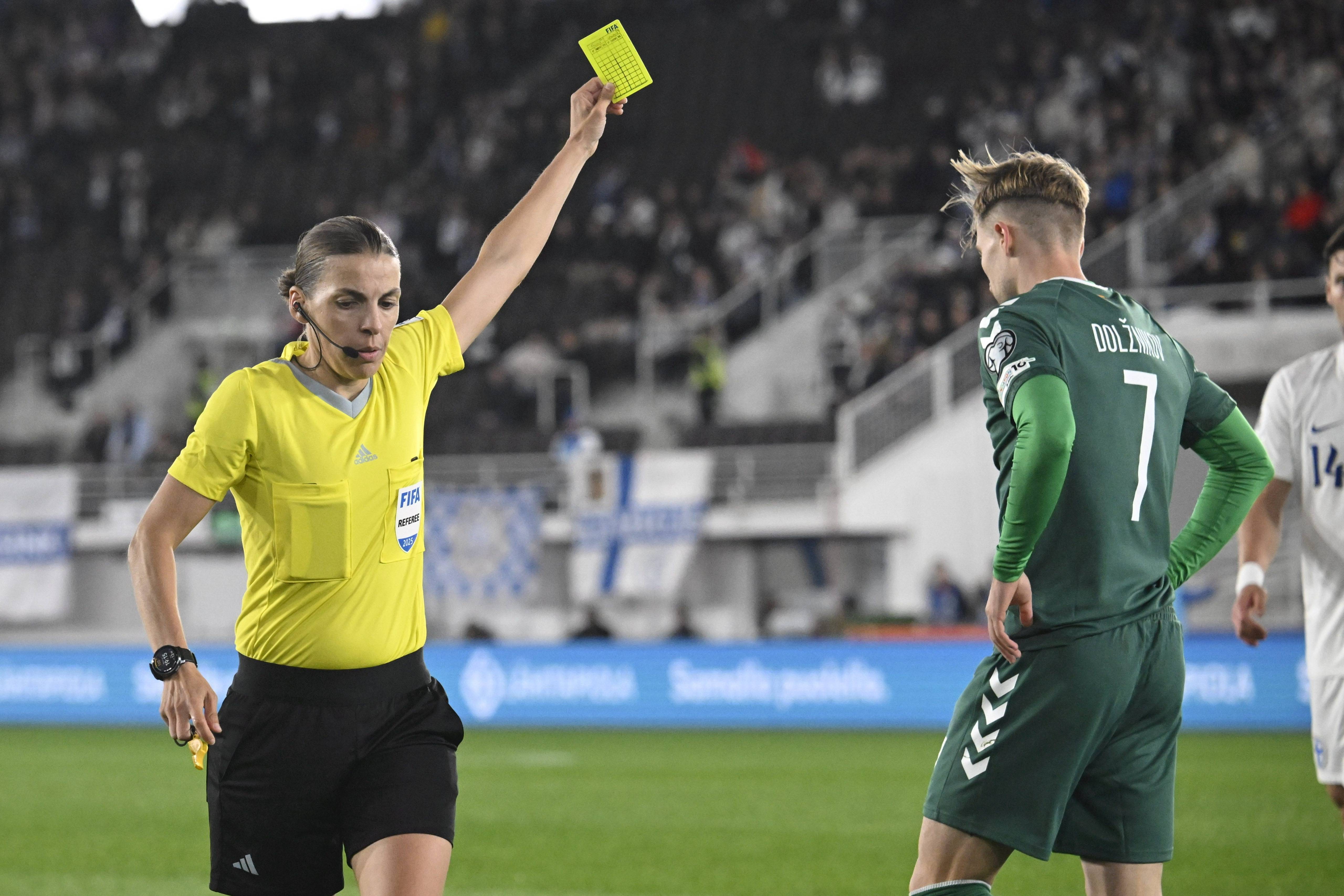 Желтая карточка Артуру Должникову от Стефани Фраппар 