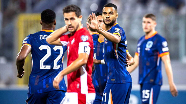 Коди Гакпо празднует гол