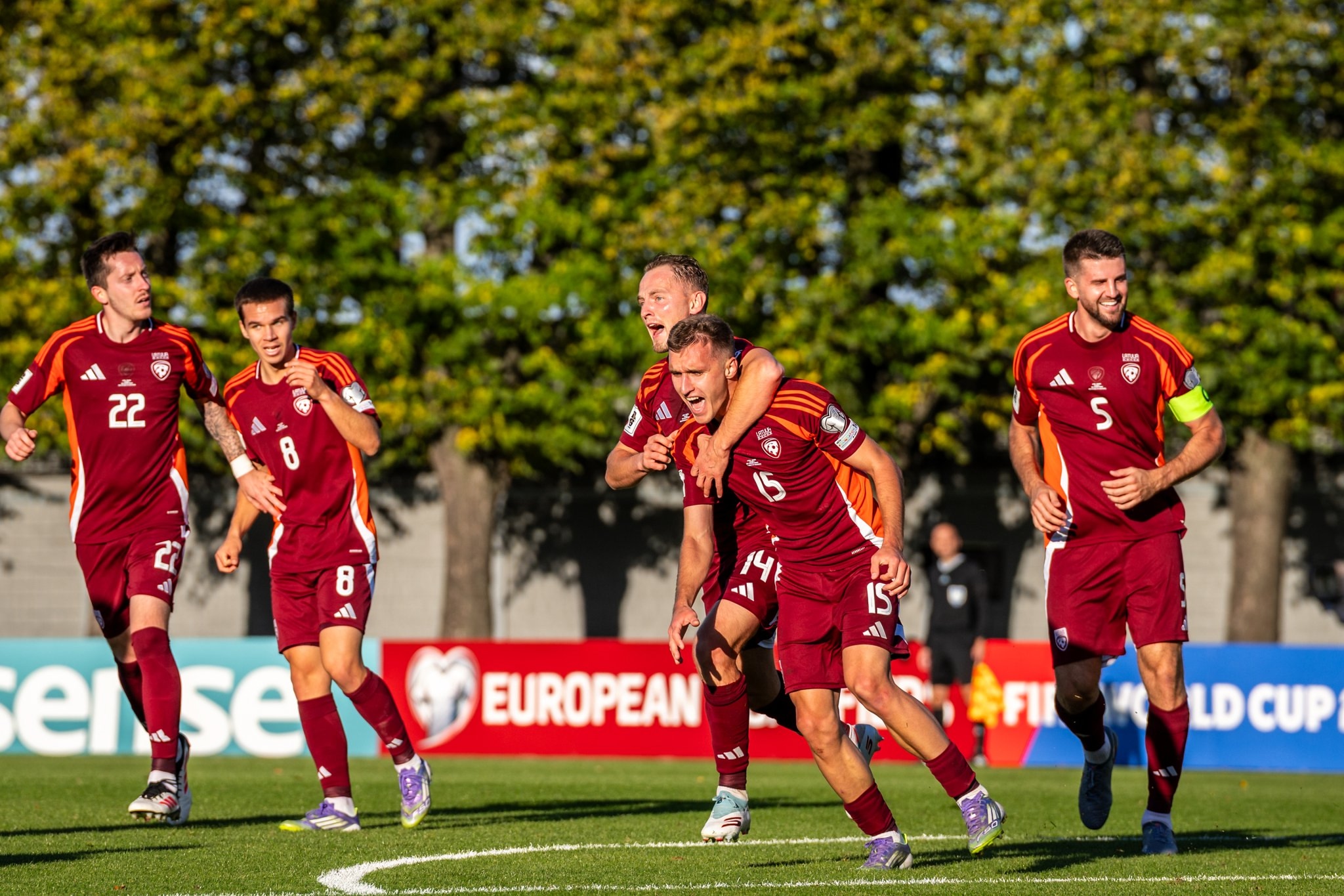 Сборная Латвии празднует гол