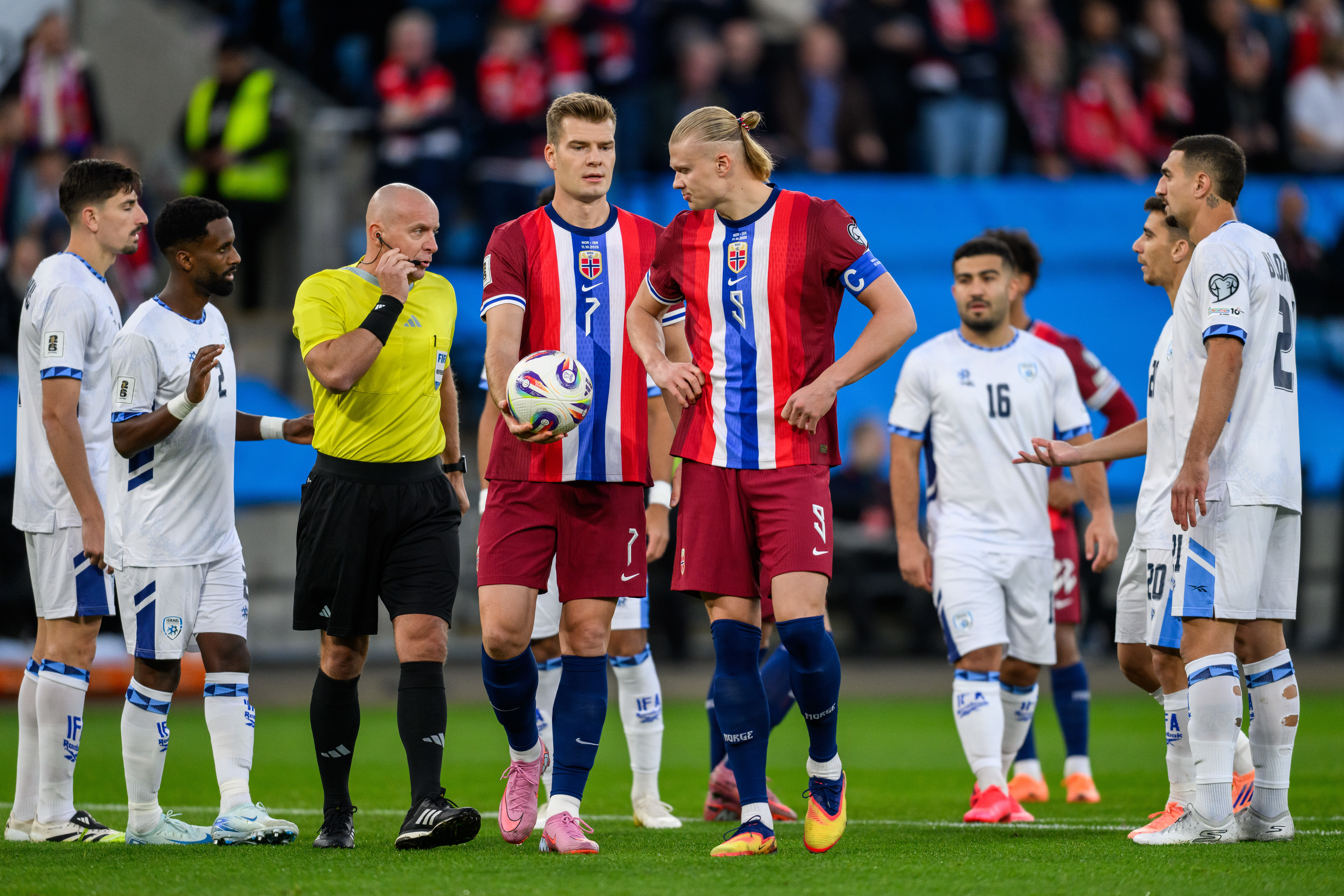 Холанд готовится пробить пенальти