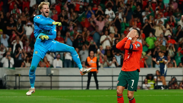 Келлехер празднует сейв после пенальти от Роналду