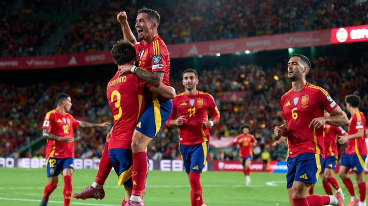Игроки сборной Испании празднуют гол
