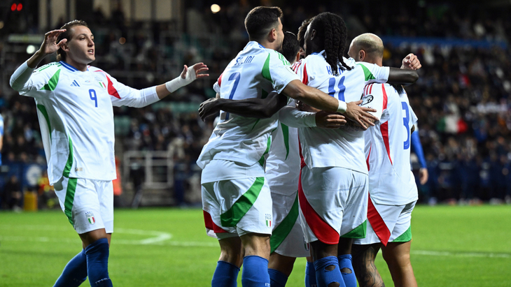 Итальянцы празднуют гол