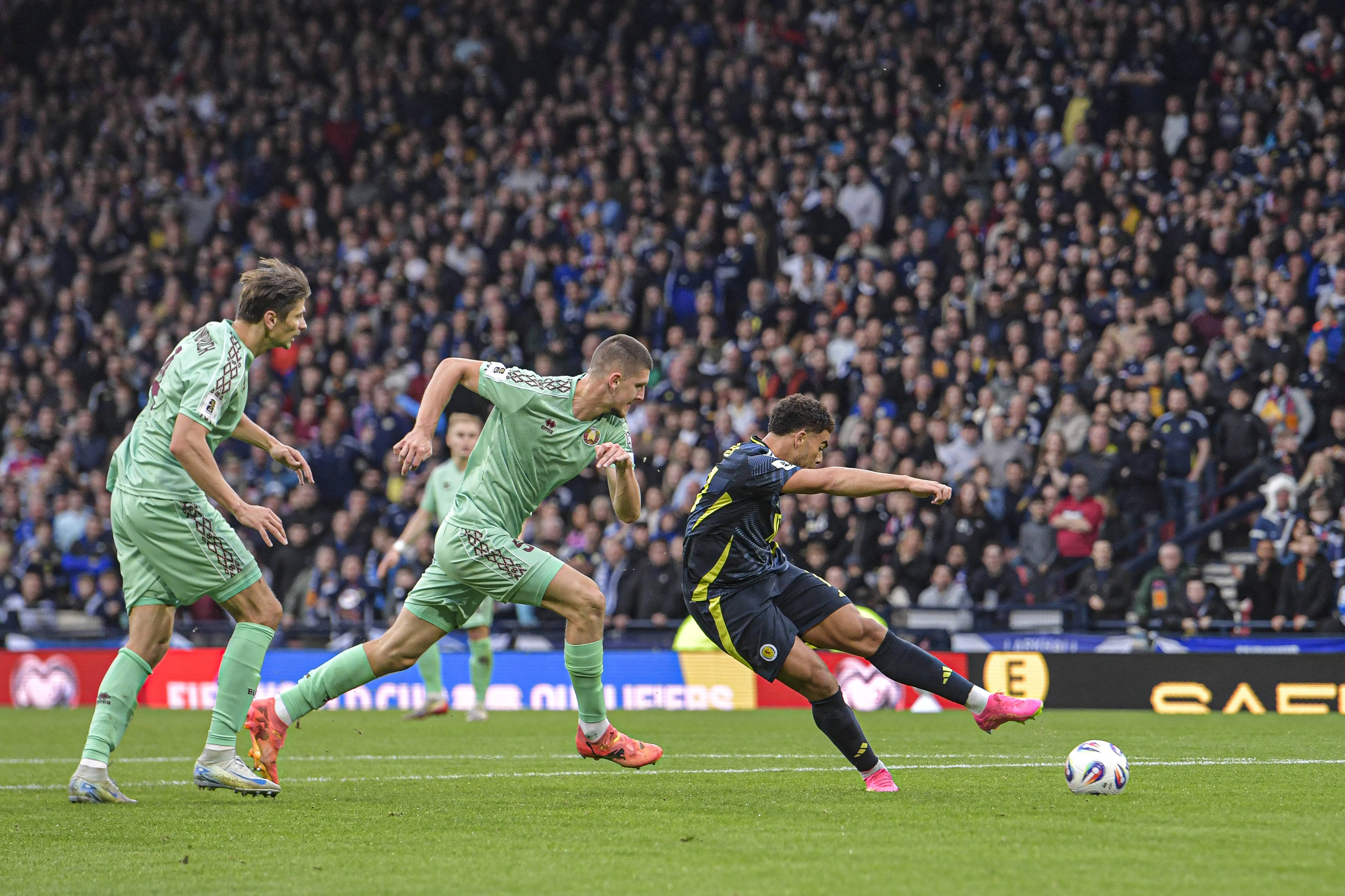 Голевой удар Че Адамса