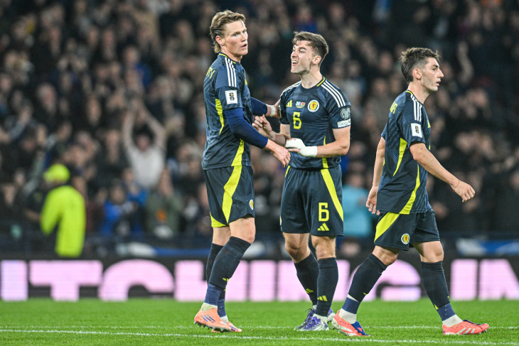 Скотт Мактоминей празднует гол