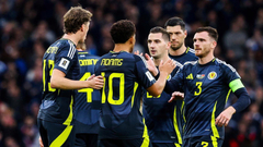 Игроки сборной Шотландии празднуют гол