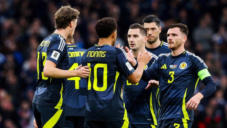 Игроки сборной Шотландии празднуют гол