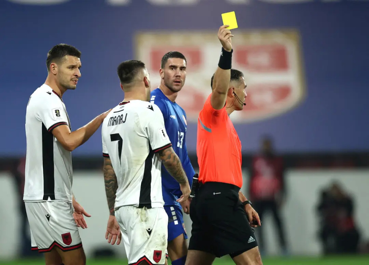 Жёлтая карточка Манаю