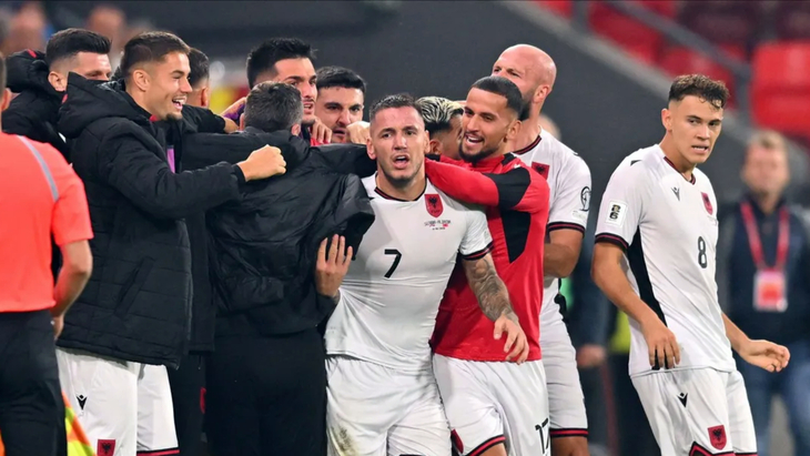 Албанцы празднуют гол