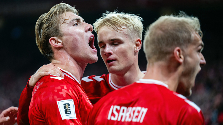 Расмус Хёйлунн празднует гол