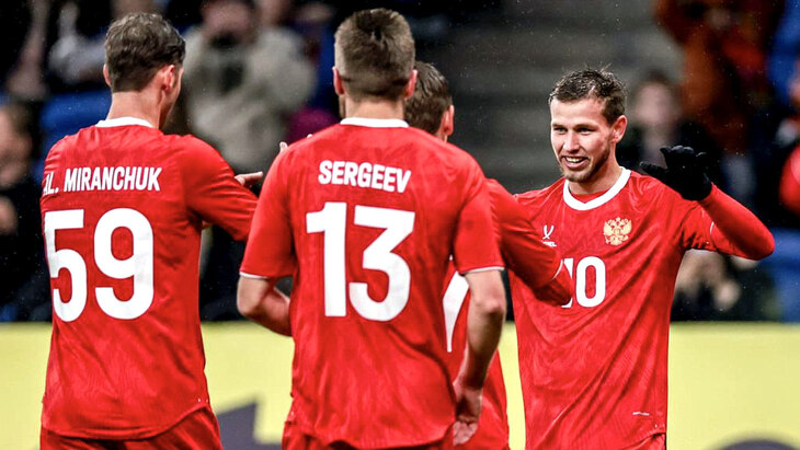 Игроки сборной России празднуют гол