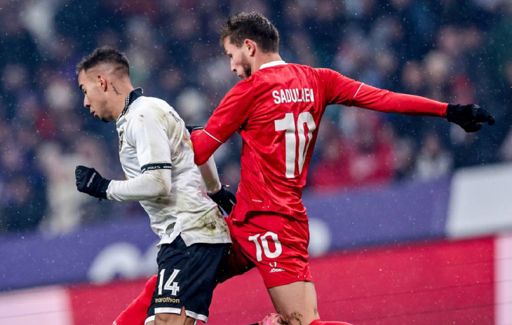 Садулаев борется с защитником