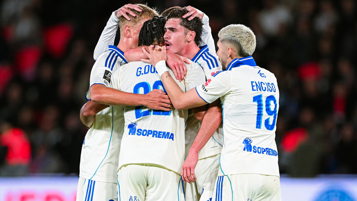 Игроки «Страсбура» празднуют гол