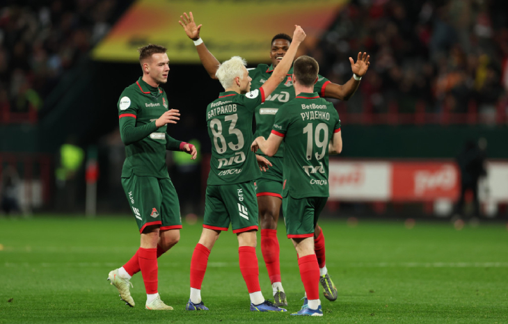 Алексей Батраков празднует гол