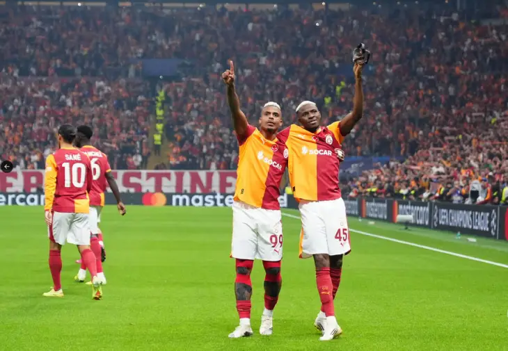 Марио Лемина и Виктор Осимхен празднуют гол