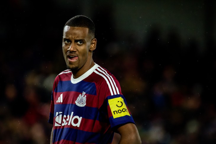 Александер Исак