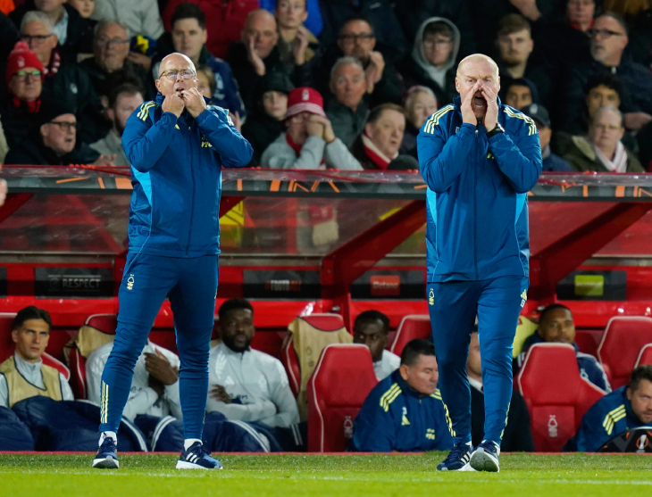 Шон Дайч с помощником работает на бровке