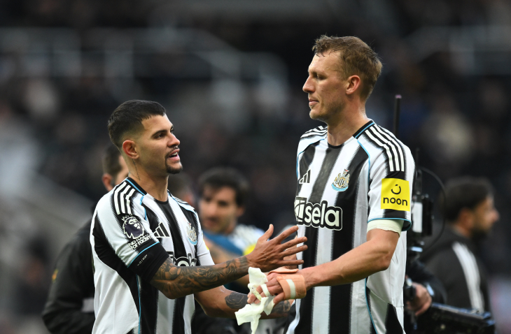 Бруну Гимарайнш празднует гол